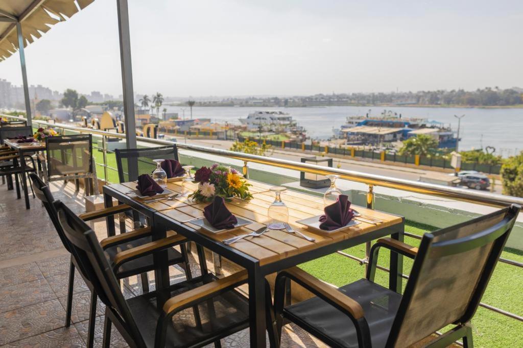 Ultra Loaloa Nile Maadi Hotel Кайро Екстериор снимка